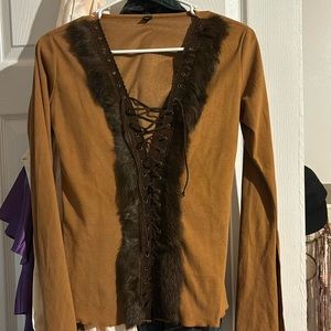 Fine cloth material long sleeve flared shirt. It cuts into a V